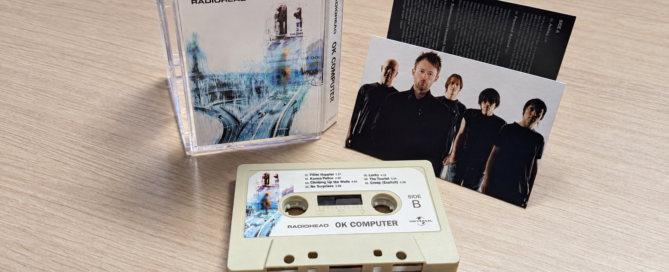 Кассета Radiohead OK Computer, коробка и вкладыши на деревянном столе — подарок сына